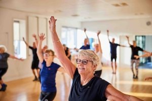 Hoch die Hände: Fitness im Alter