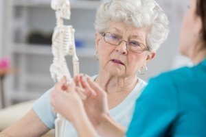 Osteoporose: Symptome früh erkennen und behandeln