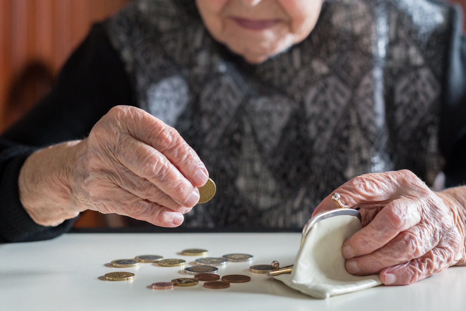 Eine Seniorin zählt Geld. 