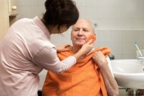 Fragen und Antworten rund um die Körperpflege bei Senioren