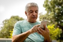 Seniorenhandy: leicht zu bedienen, gut zu lesen und genug laut zu hören