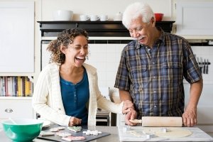 Backen mit Senioren: plaudern, kneten und in Erinnerungen schwelgen