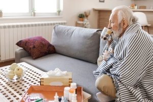 Erkältung bei älteren Menschen: Diese Hausmittel bringen sie wieder auf die Beine