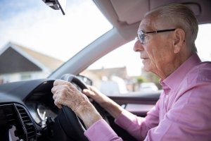 Fahrtauglichkeit von Senioren: Kontrolluntersuchungen ab 75