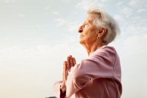 Yoga für Senioren: So finden Ihre Eltern innen und aussen die Balance