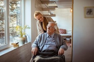 Pflege zu Hause: Diese Möglichkeiten gibt es für Ihre Eltern