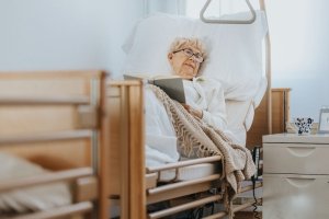 Pflegebett: Wohnlicher als ein Spitalbett, aber genauso funktional