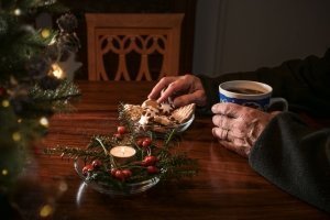 Weihnachten feiern ohne Familie: So bleiben Senioren nicht alleine
