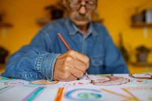 Kreativ im Alter: Wie man mit Zeichnen anfangen kann