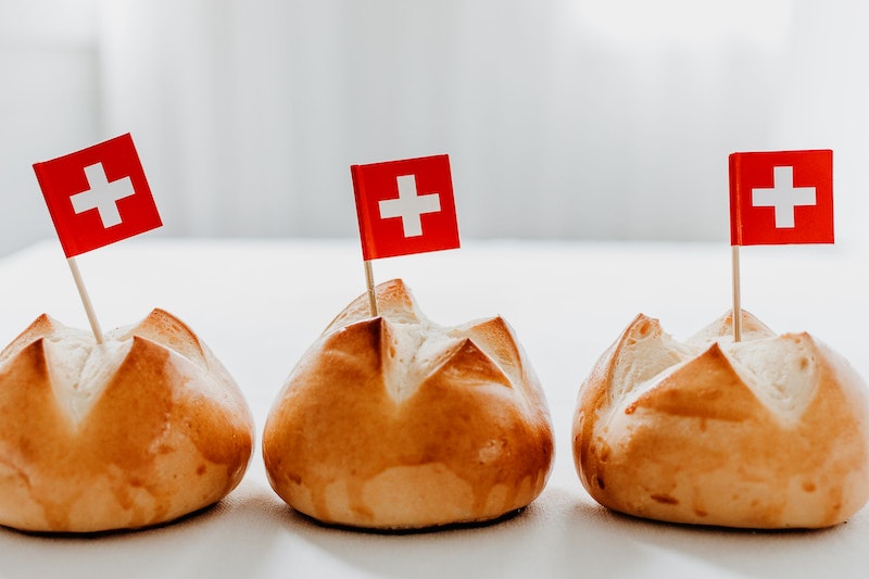 Auf dem Bild sind typische Schweizer Brötchen zu sehen, die am 1. August serviert werden. 