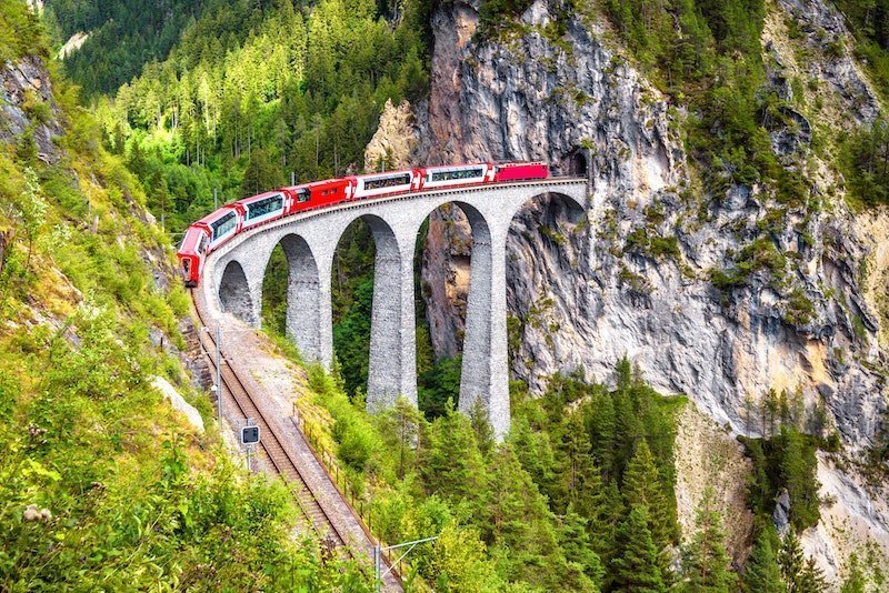 Der Bernina Express fährt über das Landwasser-Viadukt. 