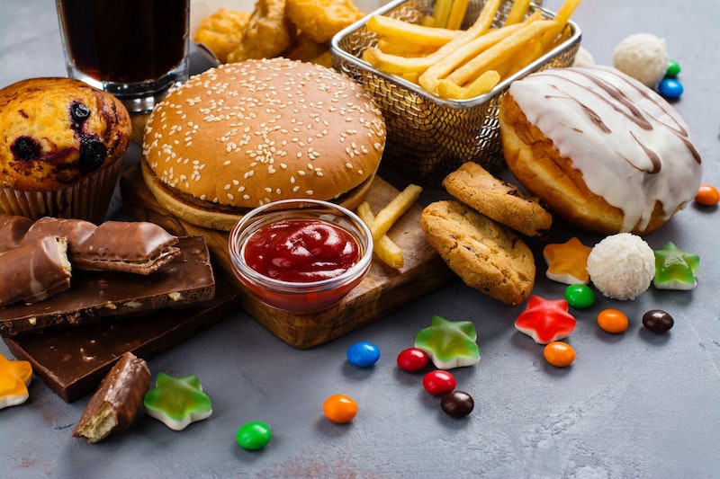 Fast Food und Fertigprodukte begünstigen hohe Cholesterinwerte. 