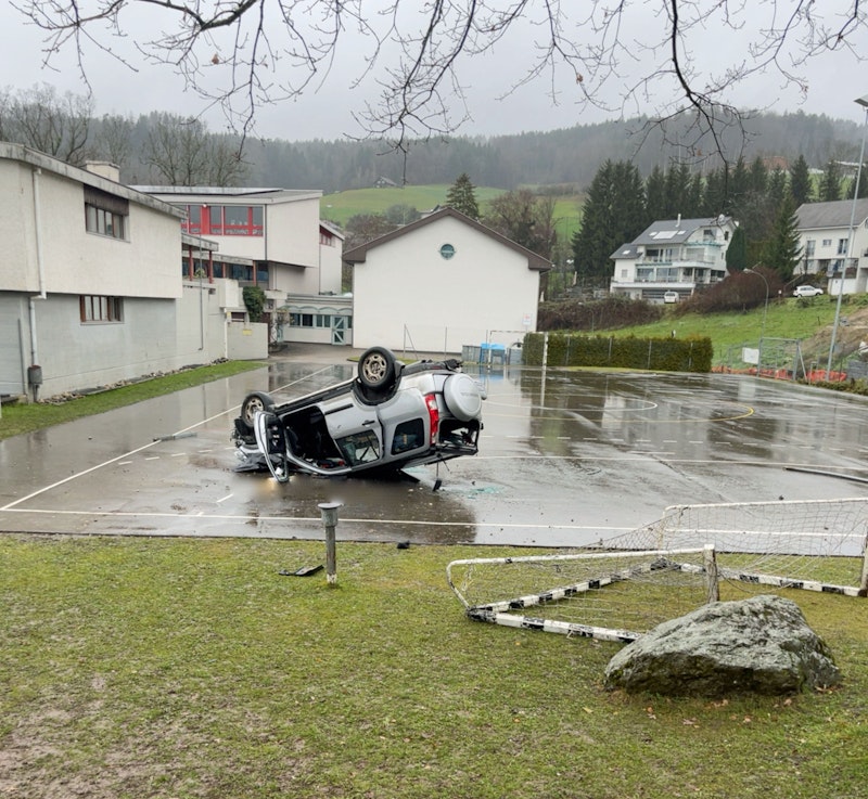 Ein 80-Jähriger landete in Uffikon LU auf dem Schulhausplatz. © Polizei Luzern