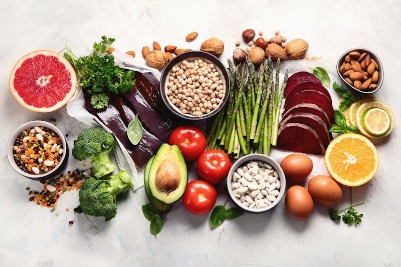 Spinat, Brokkoli und weitere Lebensmittel enthalten Folsäure. 