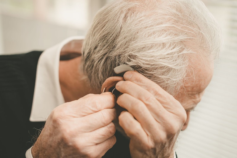 Ein Hörgerät kann einer Person im höheren Alter ein Stück Lebensqualität zurückbringen.