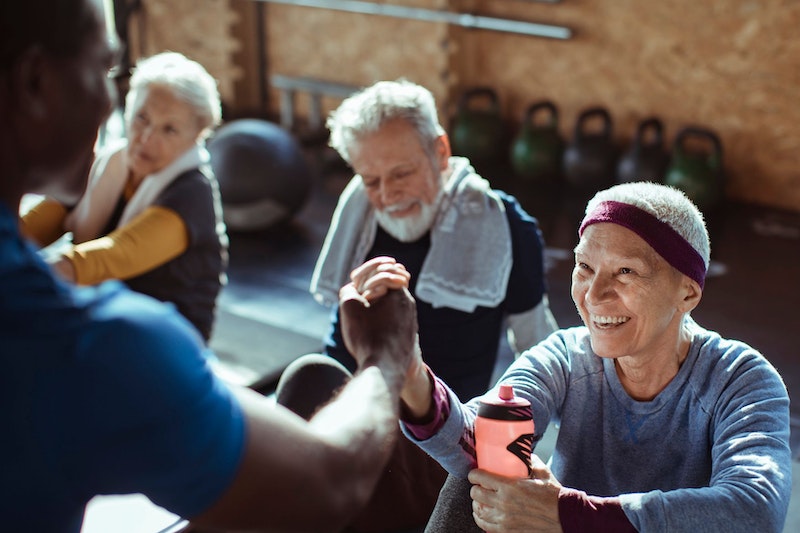 Krafttraining im Alter hat positive Auswirkungen auf Körper und Geist von Seniorinnen und Senioren.