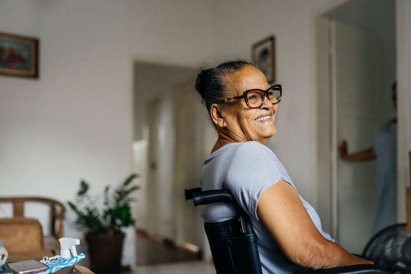 Ein Rollstuhl kann Seniorinnen und Senioren Lebensqualität zurückgeben.