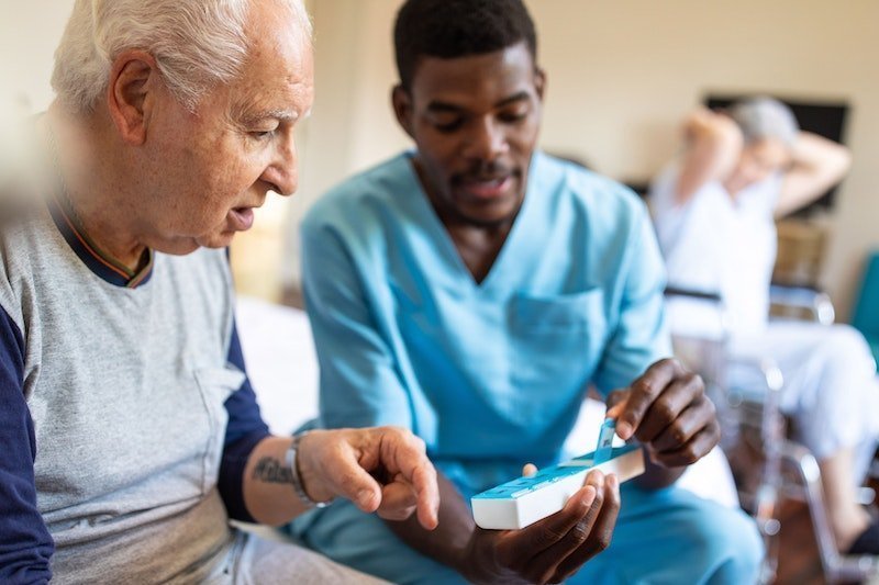 Im Pflegeheim erhalten Seniorinnen und Senioren den ganzen Tag Pflege.