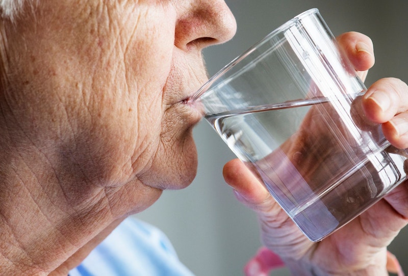Gerade ältere Menschen sollten auf ausreichend Flüssigkeit achten. 