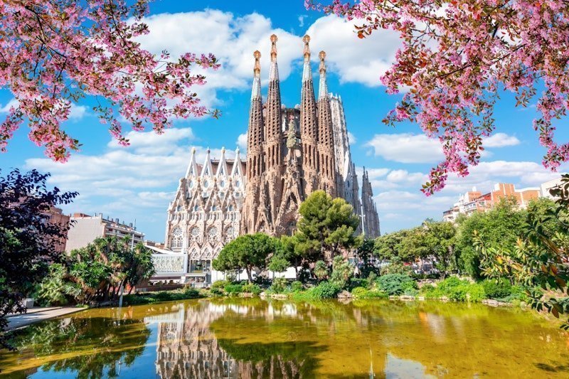 Barcelonas Kathedrale hinter einem Teich