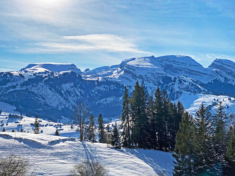 Auf dem Weg vom Chäserrugg geniessen die Winterwanderer eine atemberaubende Aussicht. 