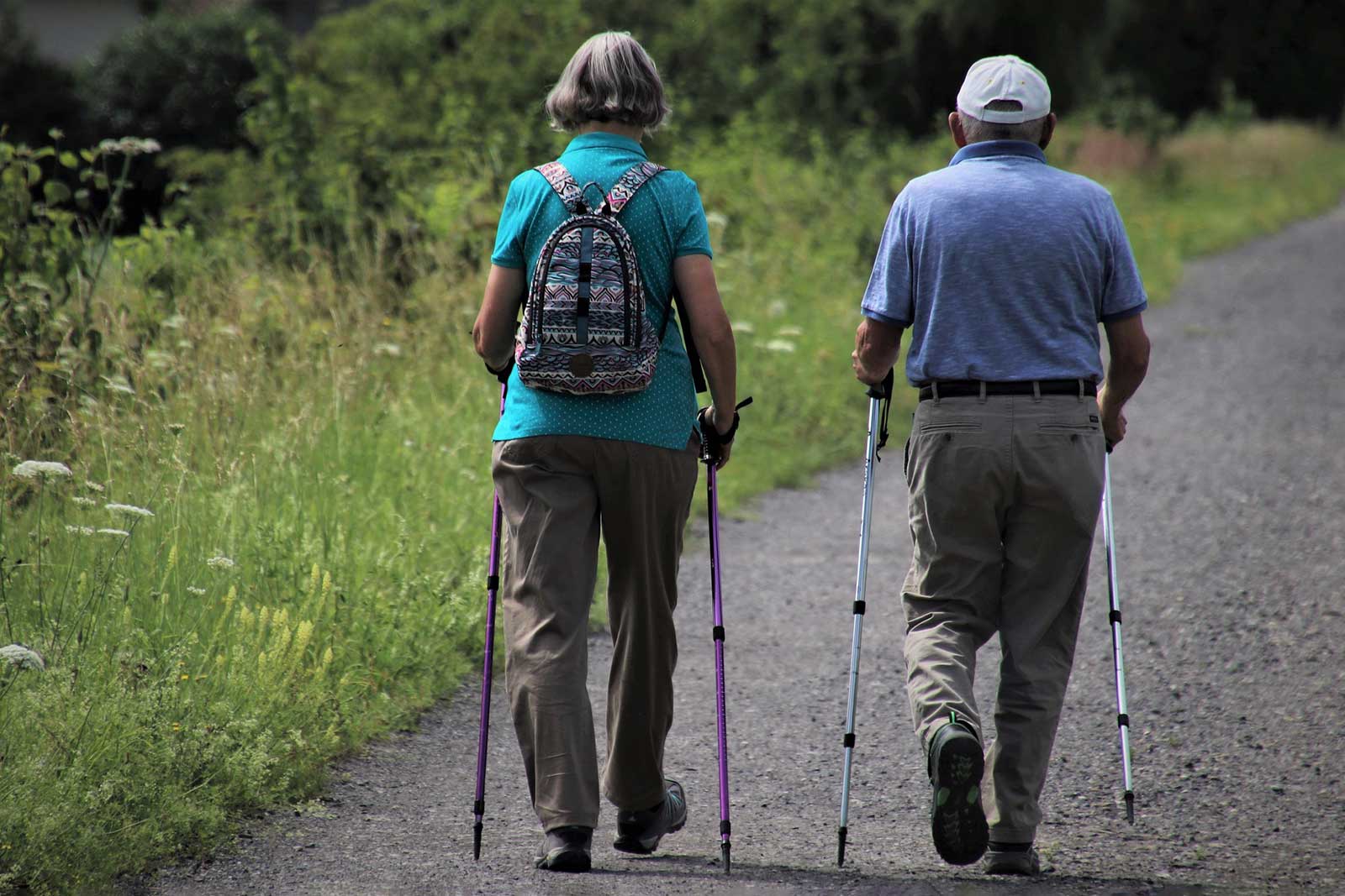Zwei Senioren bewegen sich in der Natur, um sich fit zu halten.